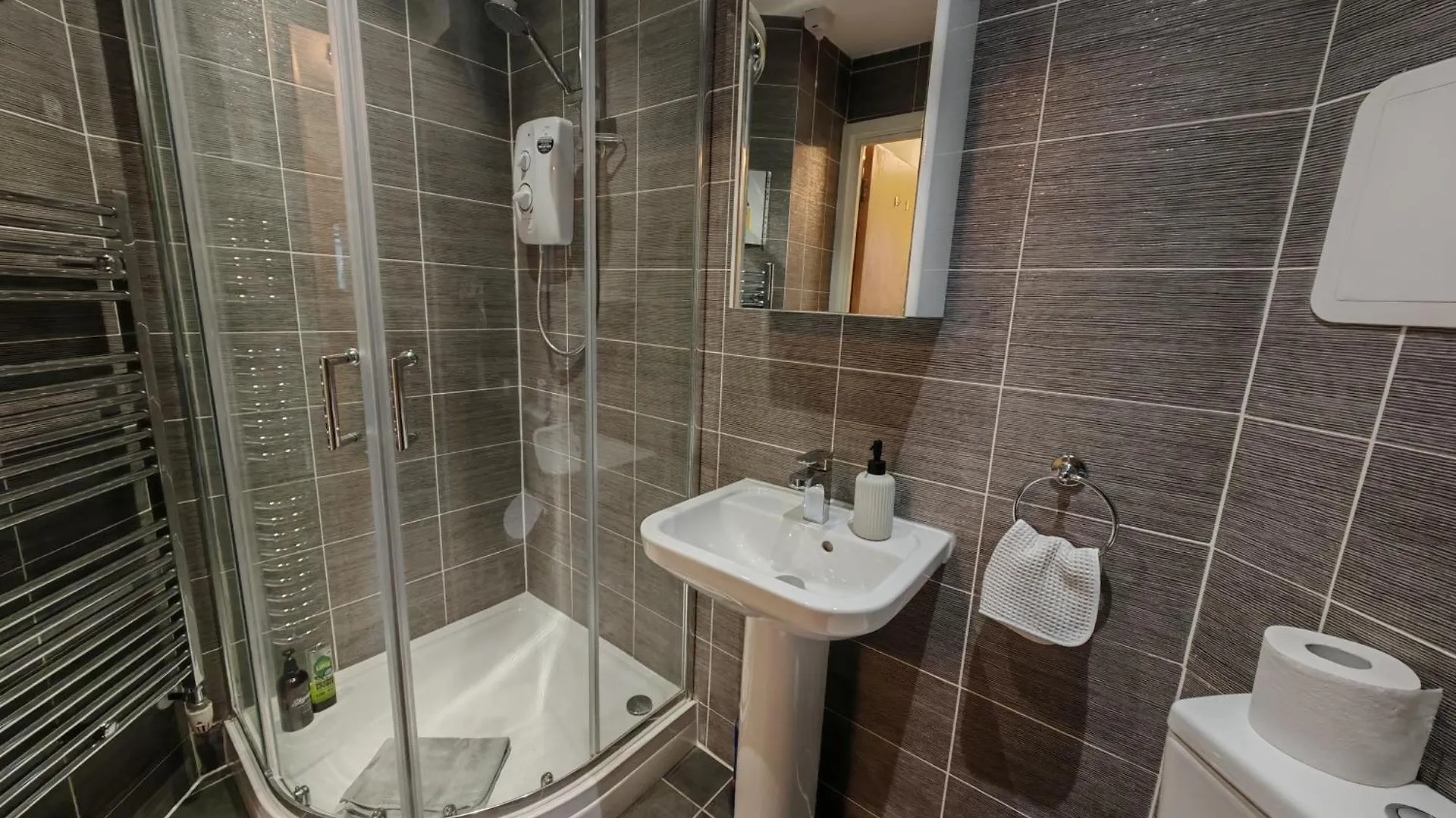 Modern 2-Bed Townhouse Leeds City Location With Free Parking アパート リーズ