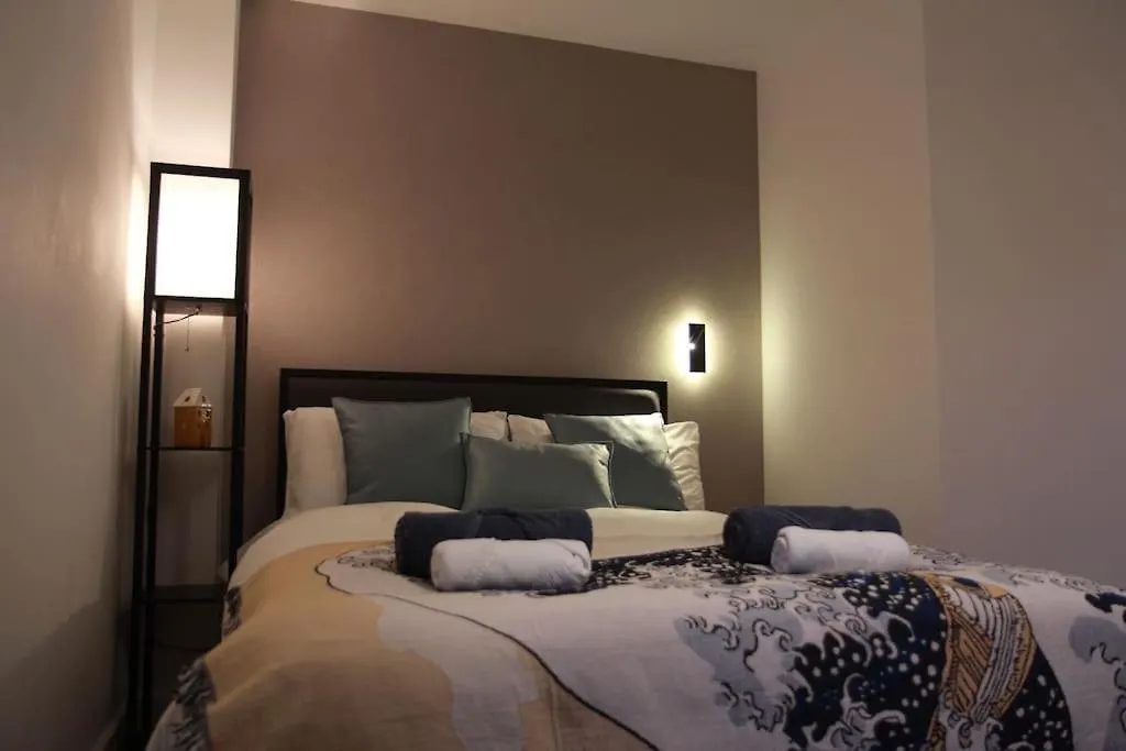 Modern 2-Bed Townhouse Leeds City Location With Free Parking